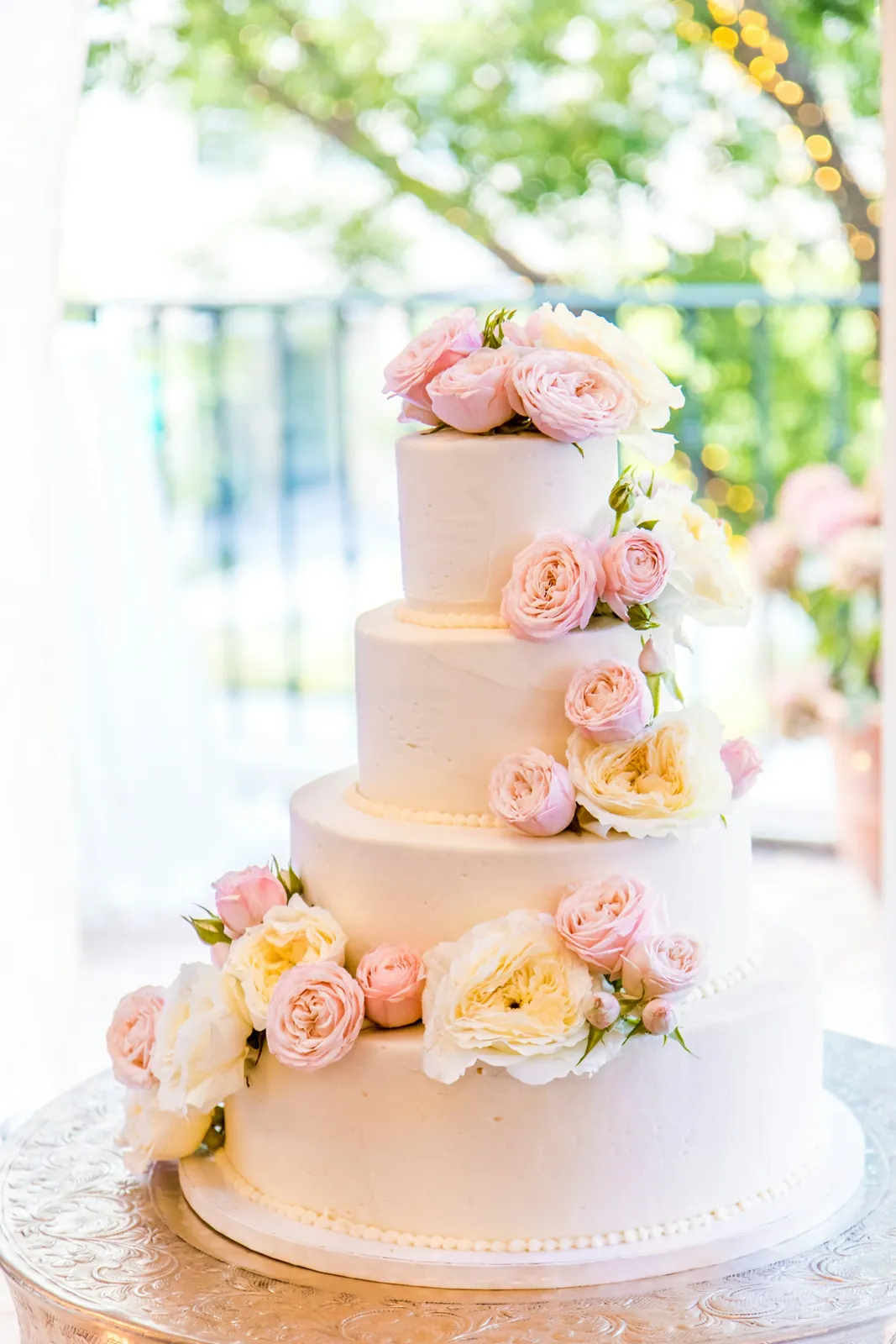 Dos pisos con flores de buttercream